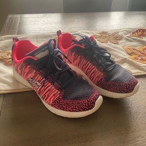 Woman’s skechers sneakers shoes 7,5